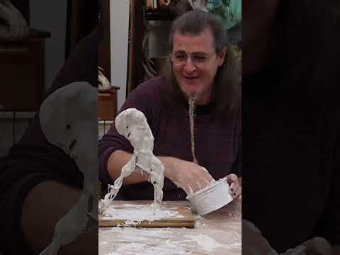 Thumbnail for Como hace Brad Pitt sus esculturas #arte #antoniogarciavillaran #escultura #bradpitt