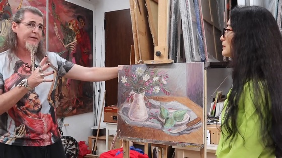 AVELINA LÉSPER CRITICA MIS CUADROS en mi estudio. 1/2