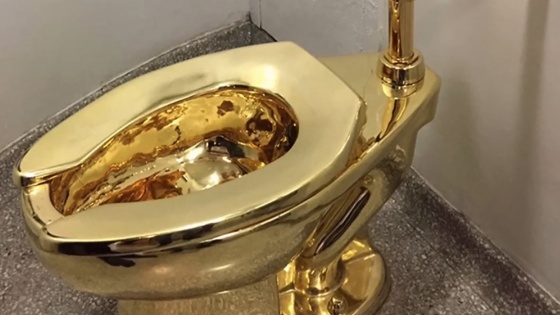 ¿ARTE, BROMA o INVERSIÓN? Urinario de oro se vende por 12.1 Millones de dólares. Maurizio Cattelan